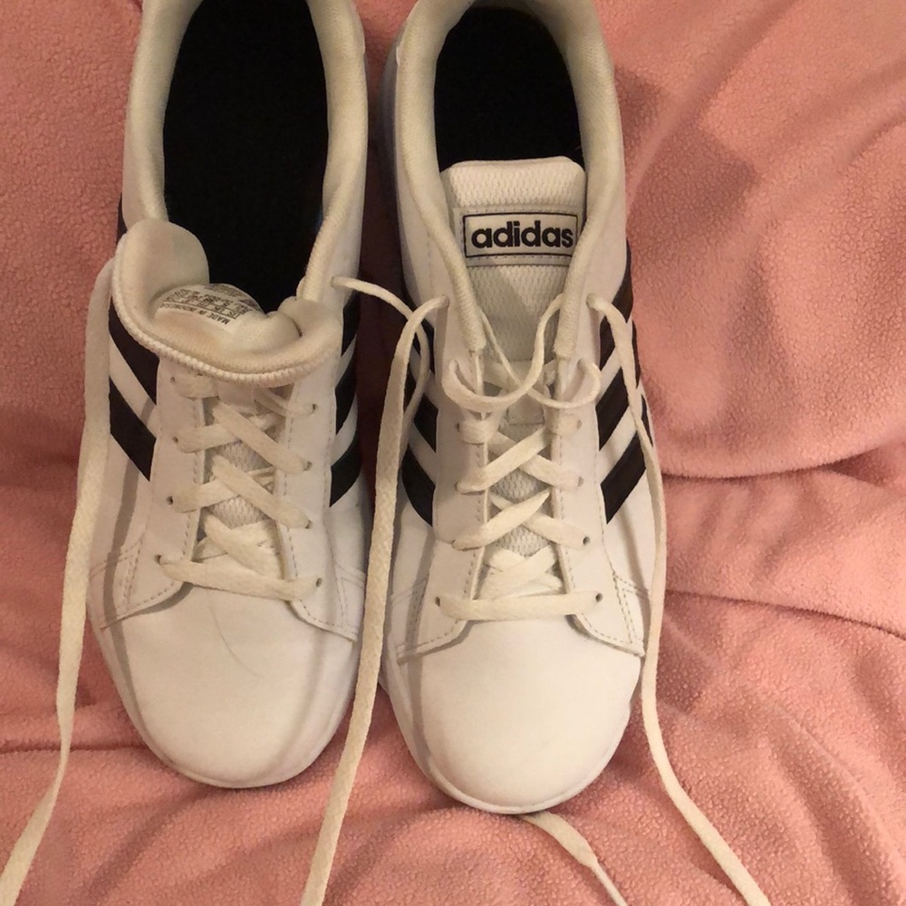Adidas Courts size 5.5 Y. Women’s size 7